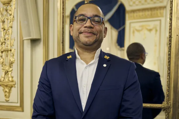 Mathieu Cailliès, Chef Concierge premiato da Les Clefs d'Or in un'elegante lounge.