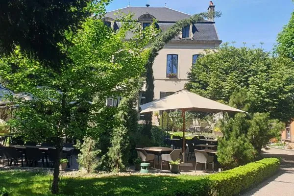 Giardino e terrazza dell'Hostellerie Cèdre & Spa a Beaune, hotel Relais & Châteaux in Borgogna.