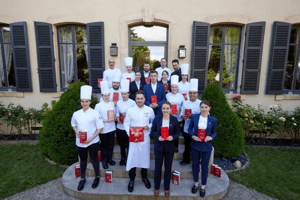 Riunione del team di cucina e sala da pranzo davanti all'Hostellerie Cèdre & Spa a Beaune.