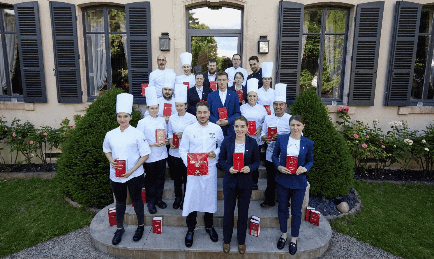 El equipo de cocina y comedor se reúne frente a la Hostellerie Cèdre & Spa de Beaune.