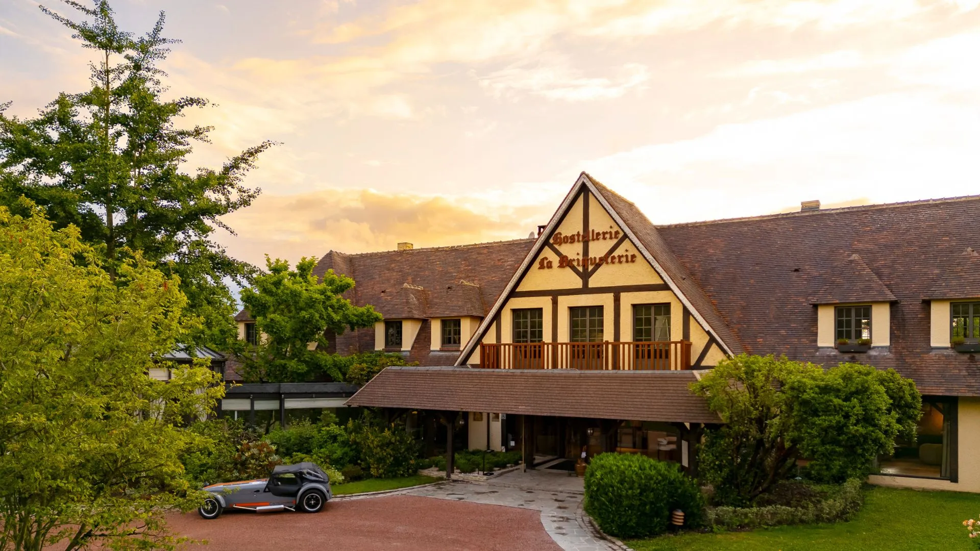 Facciata dell'Hostellerie La Briqueterie & Spa, un hotel del gruppo Beauvallon Collection in Champagne vicino a Épernay.