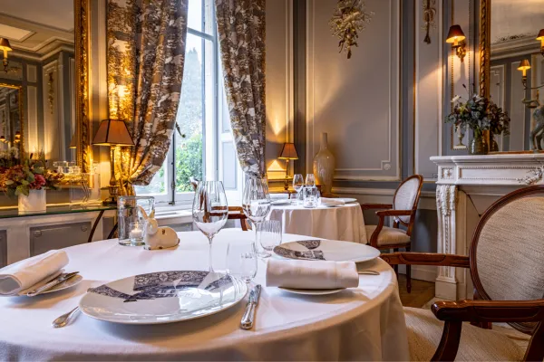 Elegante sala del ristorante gastronomico Le Clos du Cèdre a Beaune, nell'Hostellerie Cèdre & Spa.