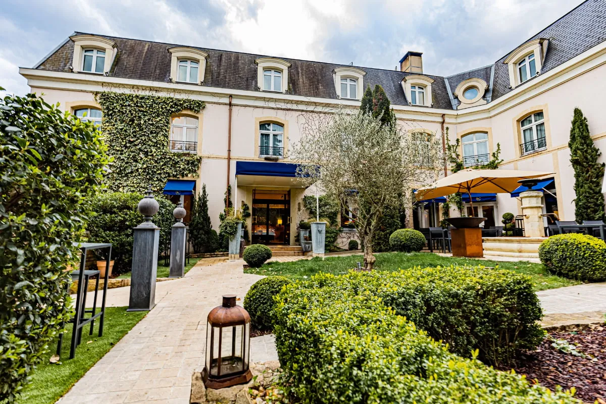 Giardino e terrazza dell'Hostellerie Cèdre & Spa a Beaune, hotel Relais & Châteaux del gruppo Beauvallon Collection in Borgogna.
