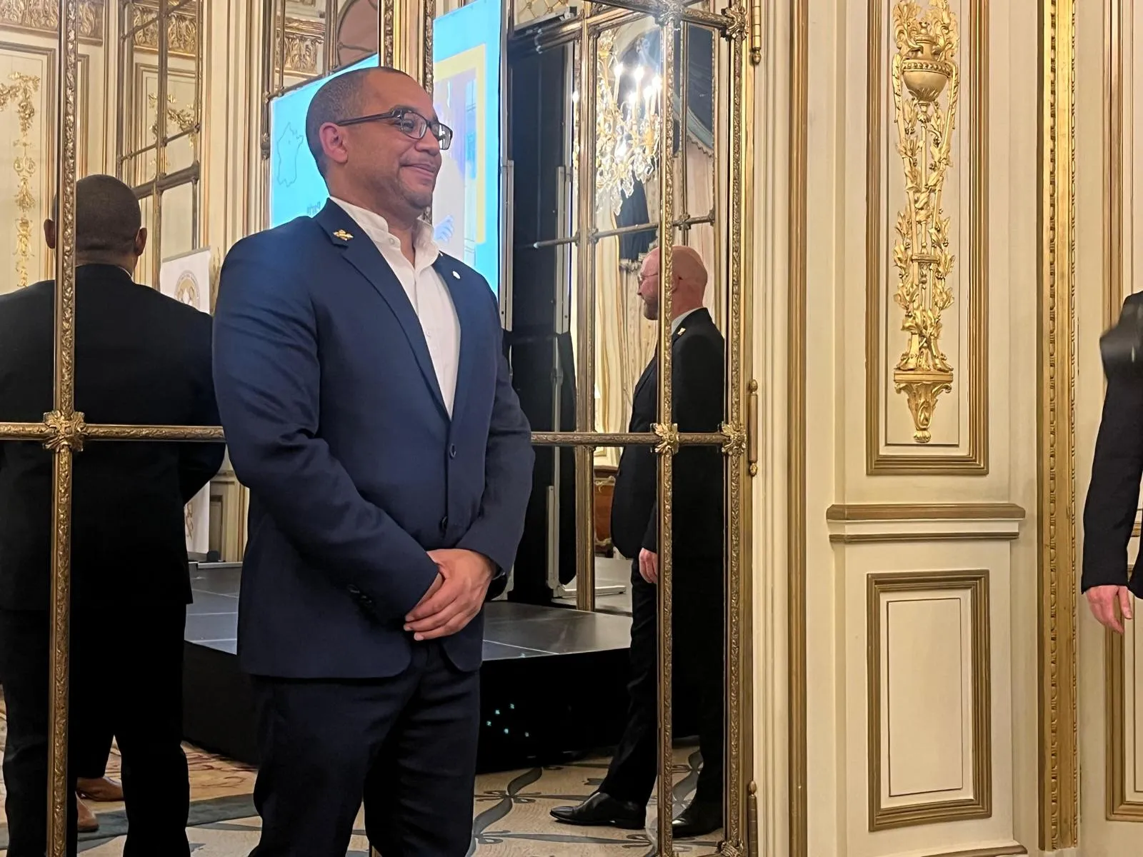 Concierge in giacca e cravatta in un elegante salotto durante la cerimonia delle Chiavi d'Oro.