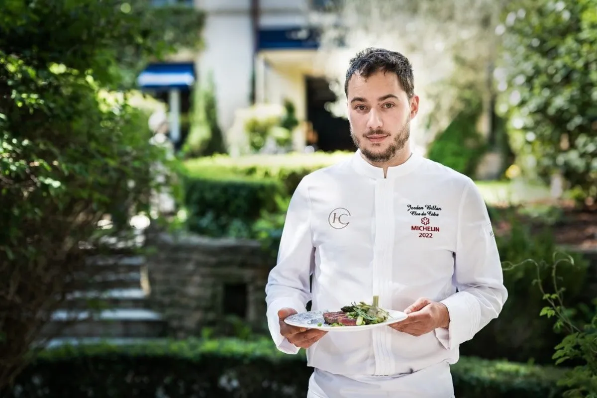 Chef del ristorante gastronomico Le Clos du Cèdre a Beaune che presenta un piatto nei giardini dell'Hostellerie Cèdre & Spa.