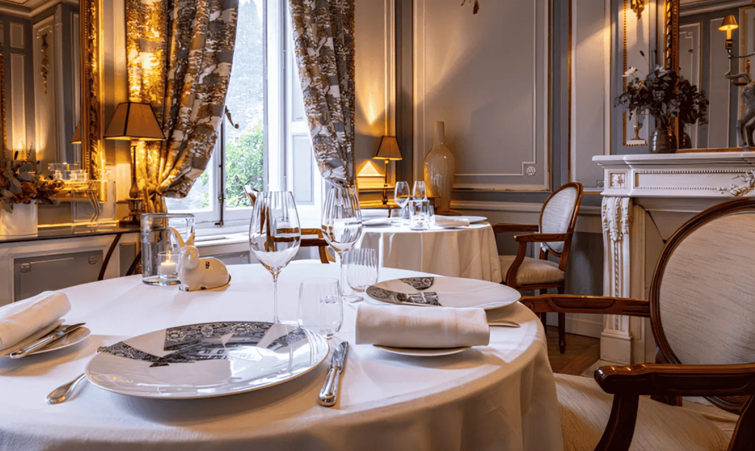 Elegante habitación del restaurante gastronómico Le Clos du Cèdre de Beaune, en la Hostellerie Cèdre & Spa.