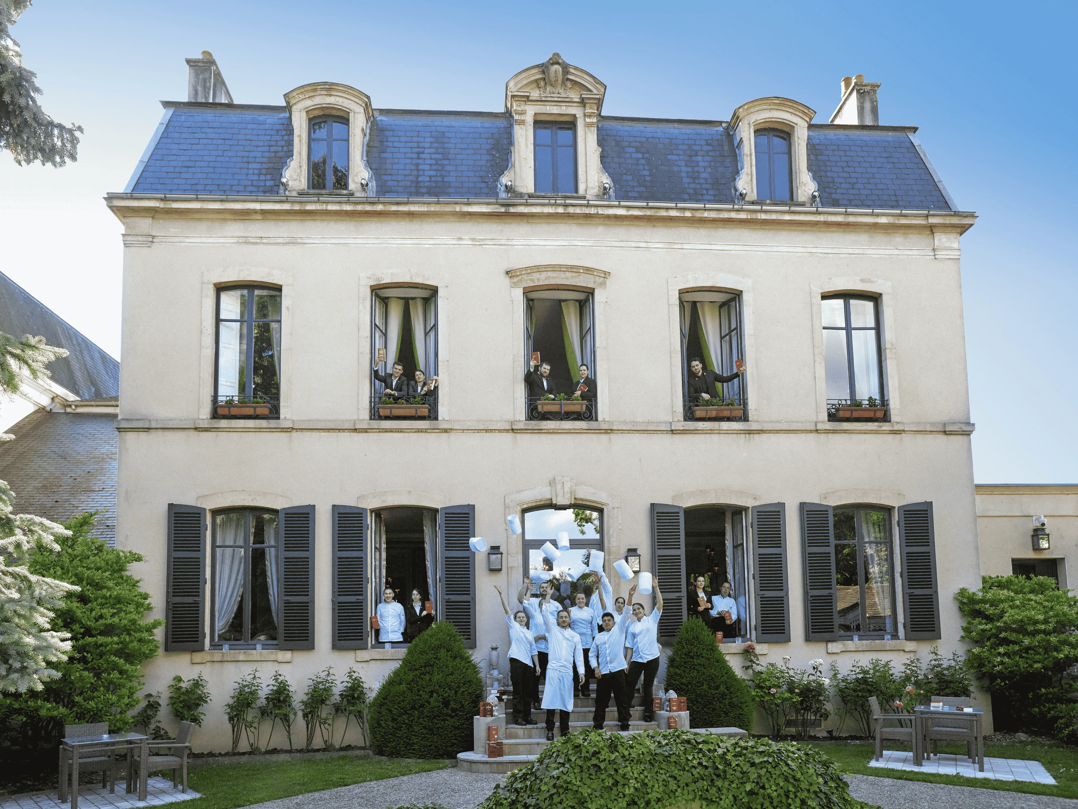 Il team del ristorante gastronomico Clos du Cèdre a Beaune celebra la stella Michelin.