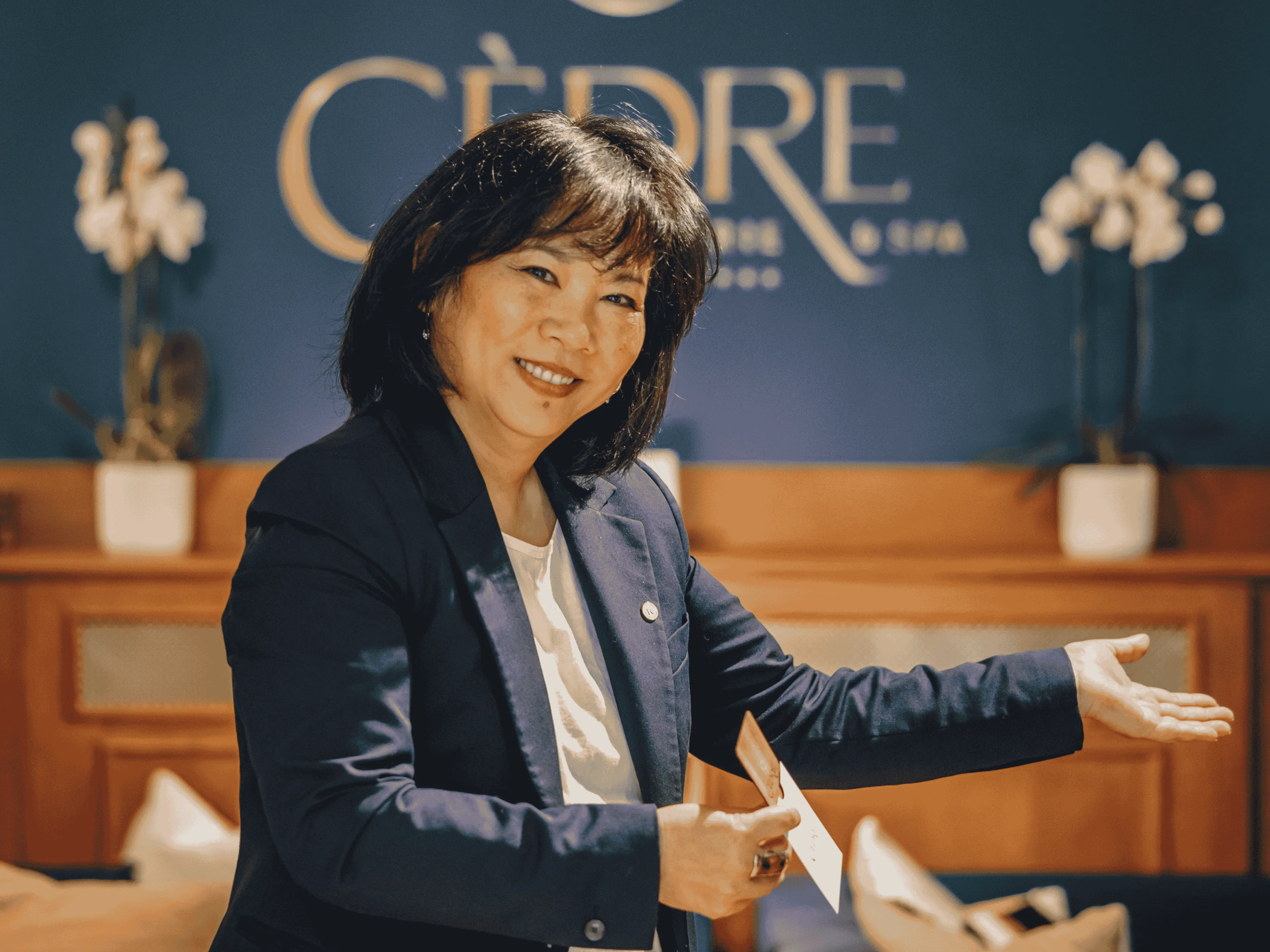 Dipendente che accoglie i clienti alla reception dell'Hostellerie Cèdre & Spa Beaune del gruppo Beauvallon Collection.
