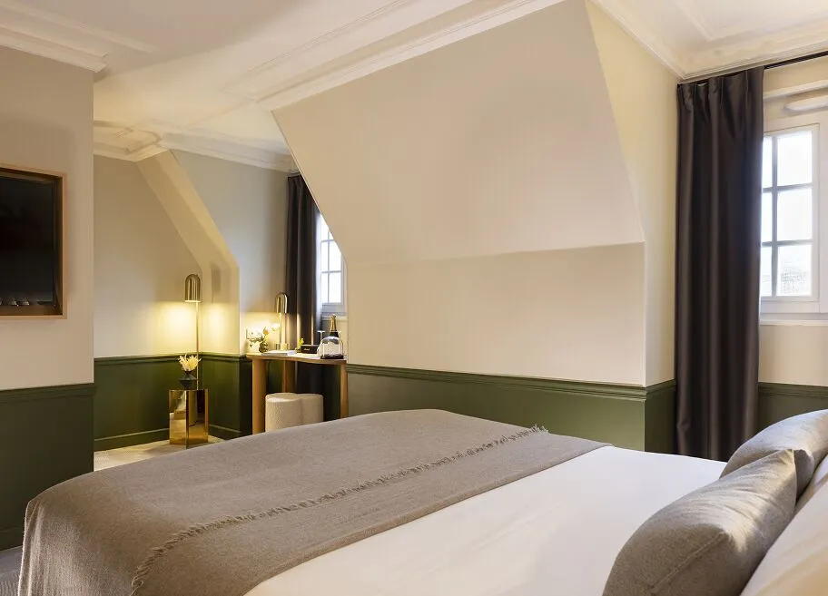 Camera comfort in mansarda con letto matrimoniale e area degustazione presso l'Hostellerie La Briqueterie & Spa in Champagne.