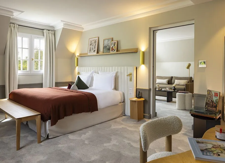 Suite Signature con camera e salotto separato all'Hostellerie La Briqueterie & Spa in Champagne.