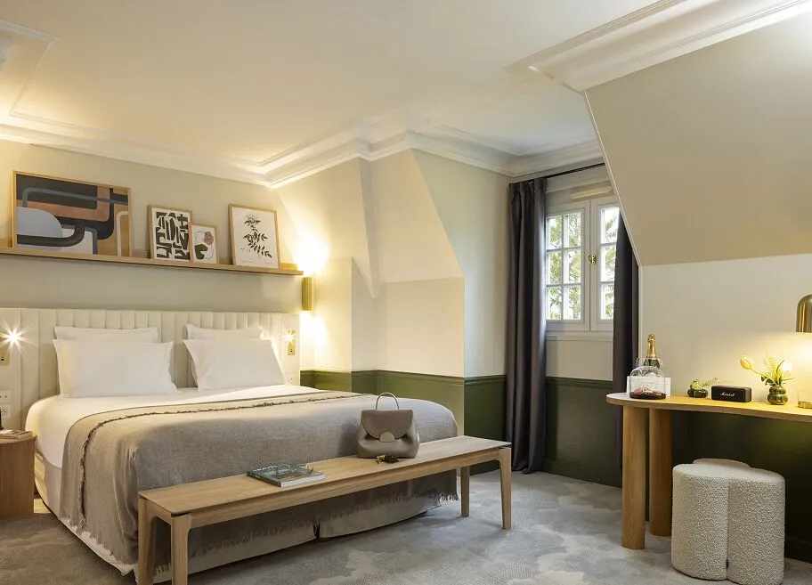 Camera Privilege con letto doppio, panca ai piedi del letto e tavolo con champagne all'Hostellerie La Briqueterie & Spa