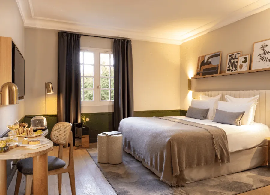 Elegante camera Deluxe con letto matrimoniale presso l'Hostellerie La Briqueterie & Spa in Champagne.