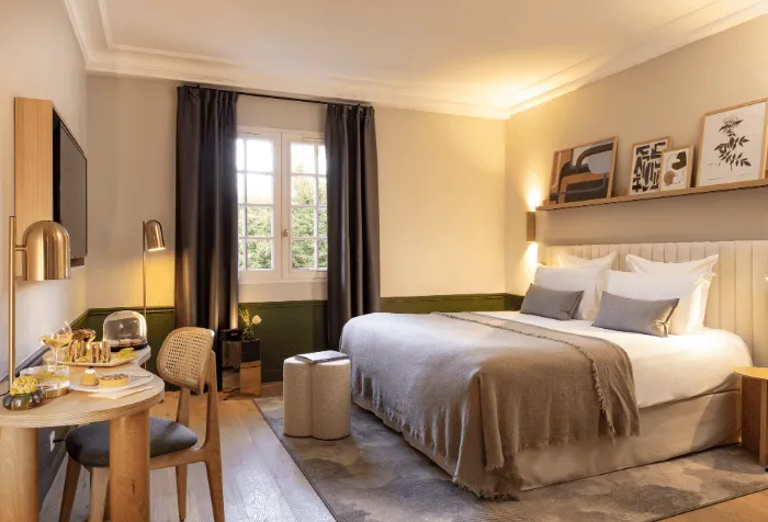 Stylish Deluxe Room with double bed and snack area at Hostellerie La Briqueterie & Spa