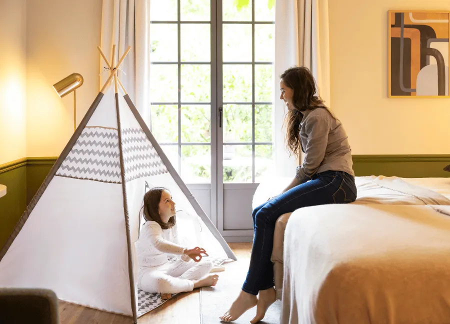 Camera familiare con spazio bambini e tipi all'Hostellerie La Briqueterie & Spa in Champagne.