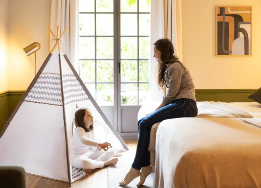 Camera familiare con area per bambini e tipi presso l'Hostellerie La Briqueterie & Spa in Champagne.