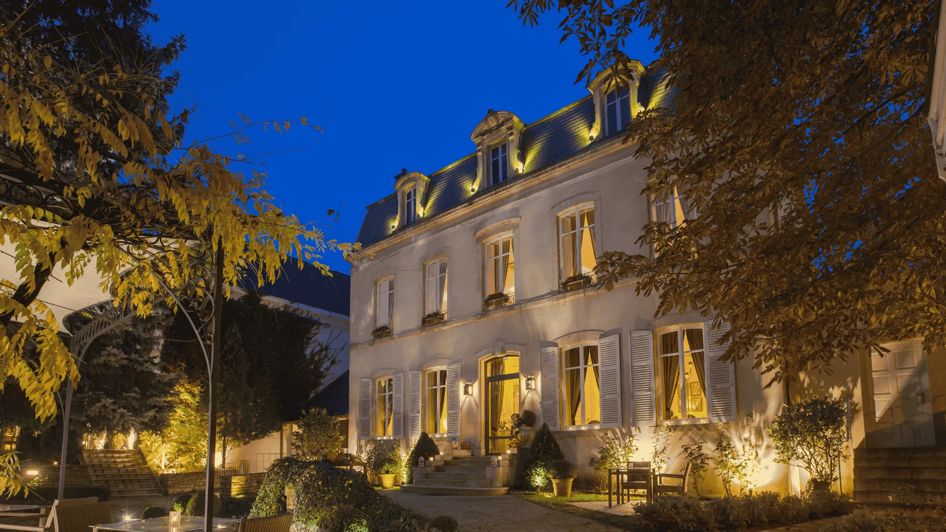 Das Maison Cèdre wird nachts in der Hostellerie Cèdre & Spa in Beaune, einem Relais & Châteaux-Hotel in Burgund, beleuchtet.