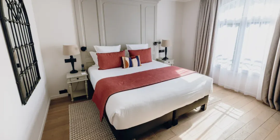 Komfort-Zimmer mit Doppelbett und eleganter Dekoration in der Hostellerie Cèdre & Spa in Beaune.