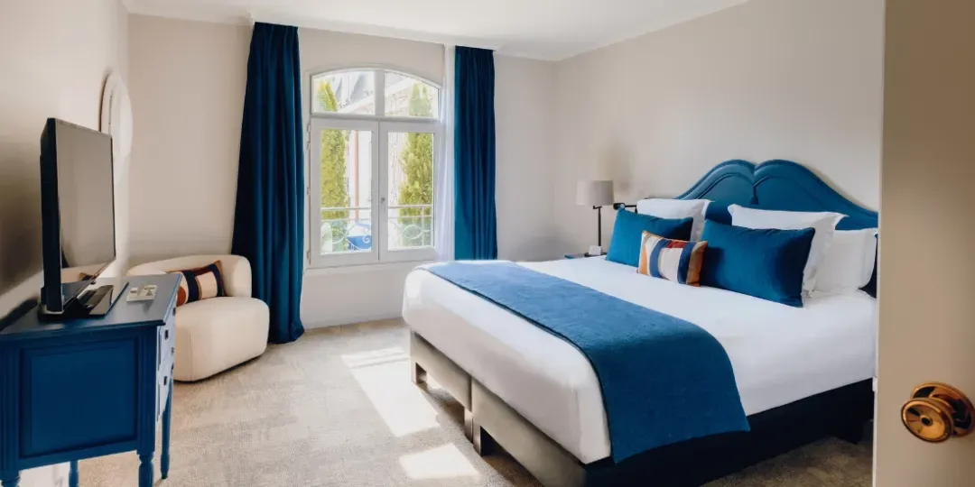 Privilege-Zimmer mit Doppelbett und großem Fenster in der Hostellerie Cèdre & Spa in Beaune.