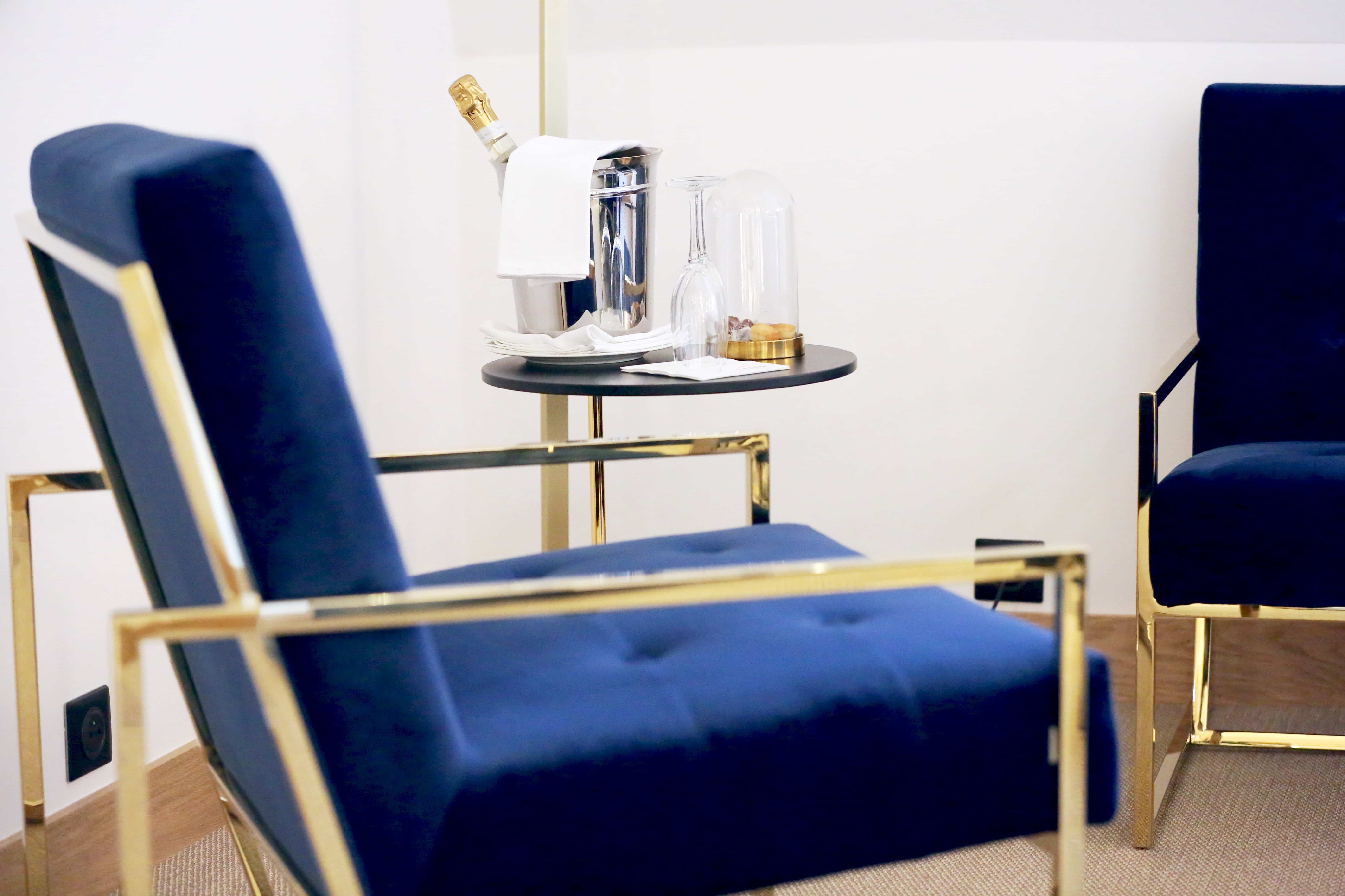 Designsessel in Marineblau und Gold in der Junior Suite Albert