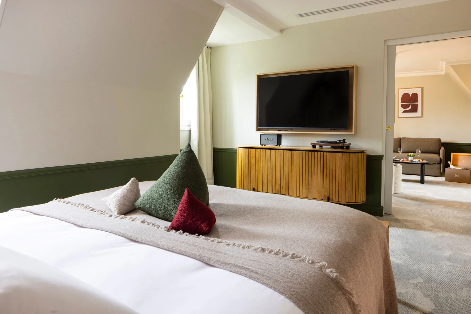 Champagne Suite with lounge and champagne tasting at Hostellerie La Briqueterie & Spa