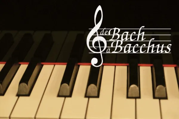 Piano keyboard with treble clef and De Bach à Bacchus lettering.