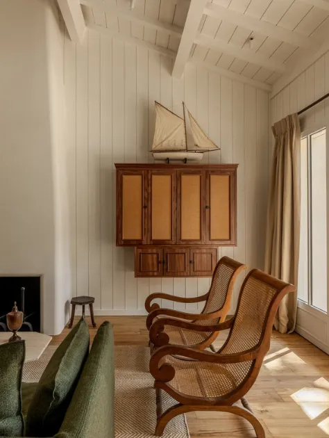Accogliente soggiorno della Maison Oyat a Cap Ferret con poltrone in legno e decorazioni naturali.