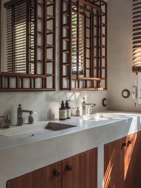 Bagno con doppio lavabo in legno nella casa Oyat a Cap Ferret.