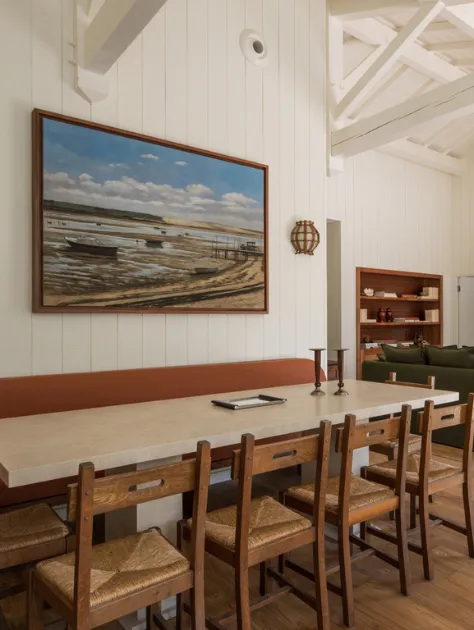 Luminosa sala da pranzo della Maison Oyat a Cap Ferret con grande tavolo in legno e decorazioni nautiche.