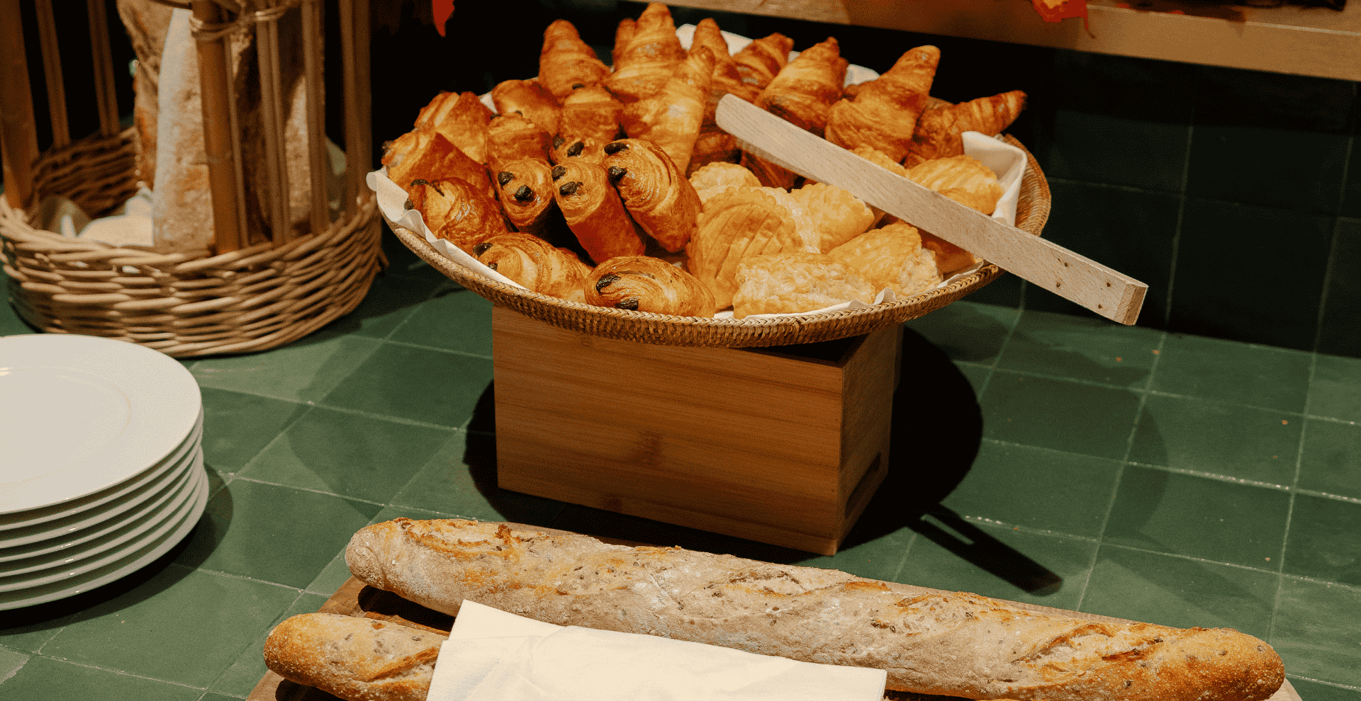 Buffet of pastries and breads for a breakfast experience at the Hostellerie Briqueterie & Spa.