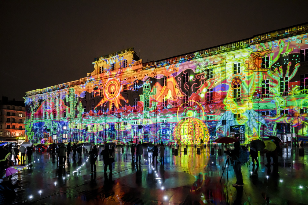Die Lichtprojektion auf eine Fassade zeigt die Lichterfestivals in Lyon.