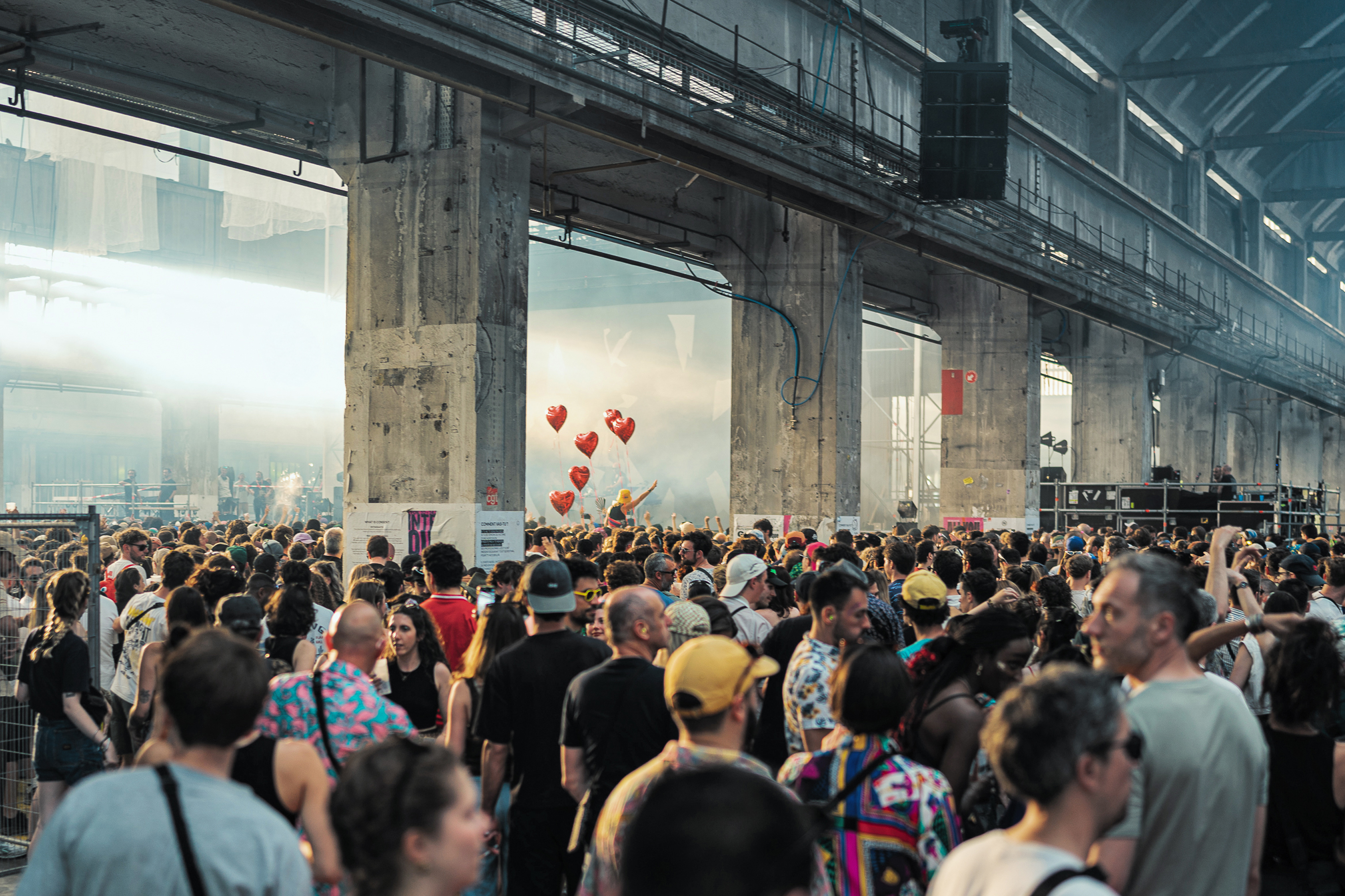 Publikum während eines Nuits Sonores Festivalkonzerts in einem Industriegebäude in Lyon.