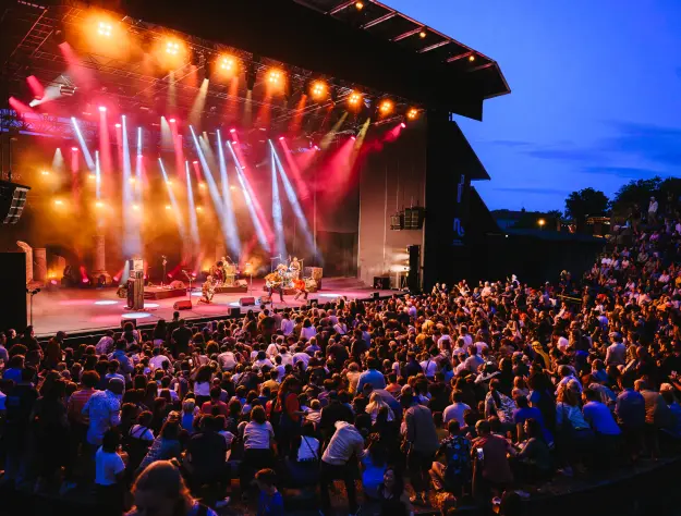 Konzert vor Publikum im Théâtre Antique de Fourvière während des Nuits de Fourvière Festivals in Lyon.