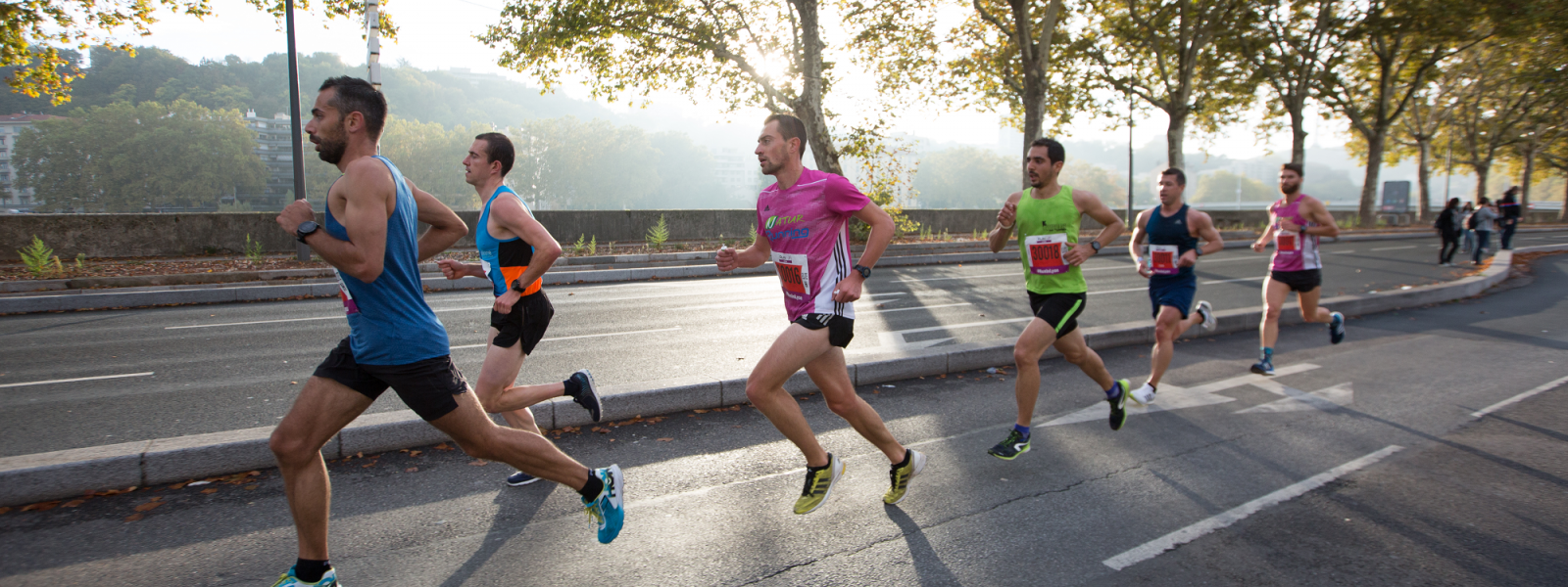 Läufer, die am Run in Lyon teilnehmen, fahren auf den Straßen von Lyon.