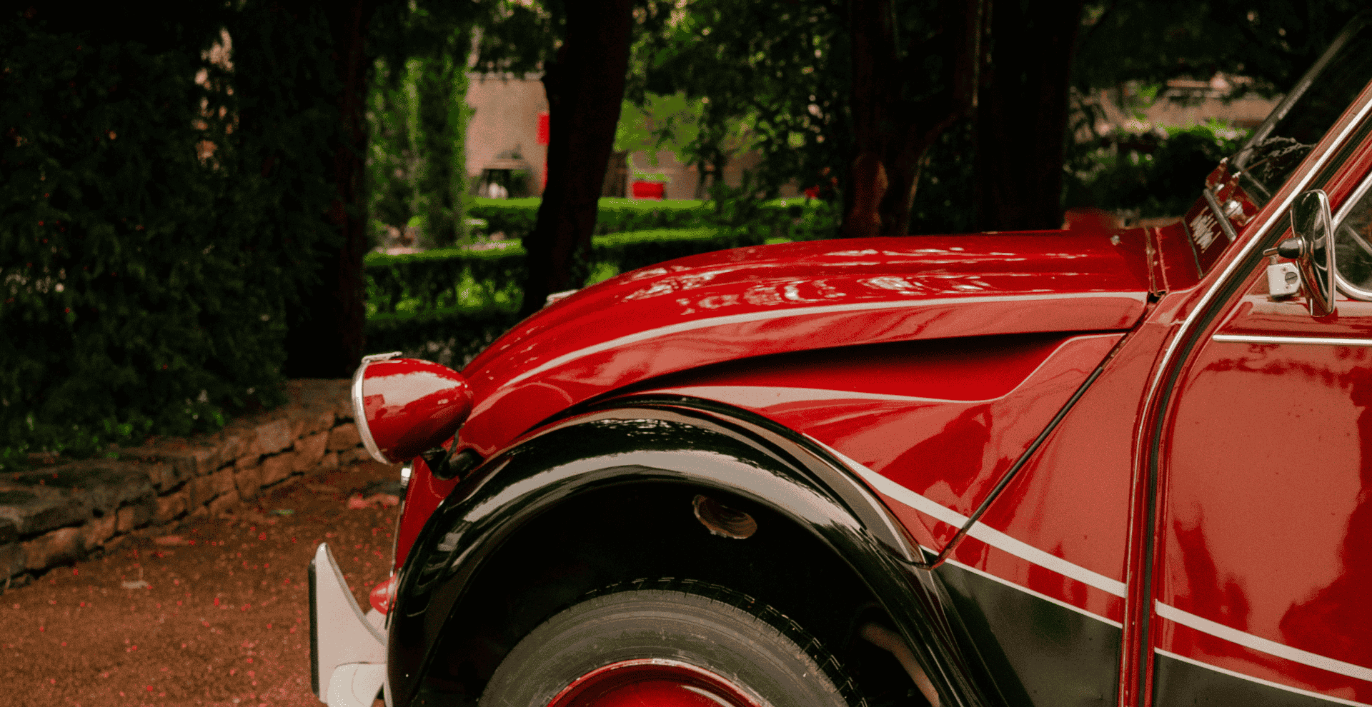 Detail eines roten 2CV während einer Reise, die von der Hostellerie Cèdre & Spa in Burgund angeboten wurde.