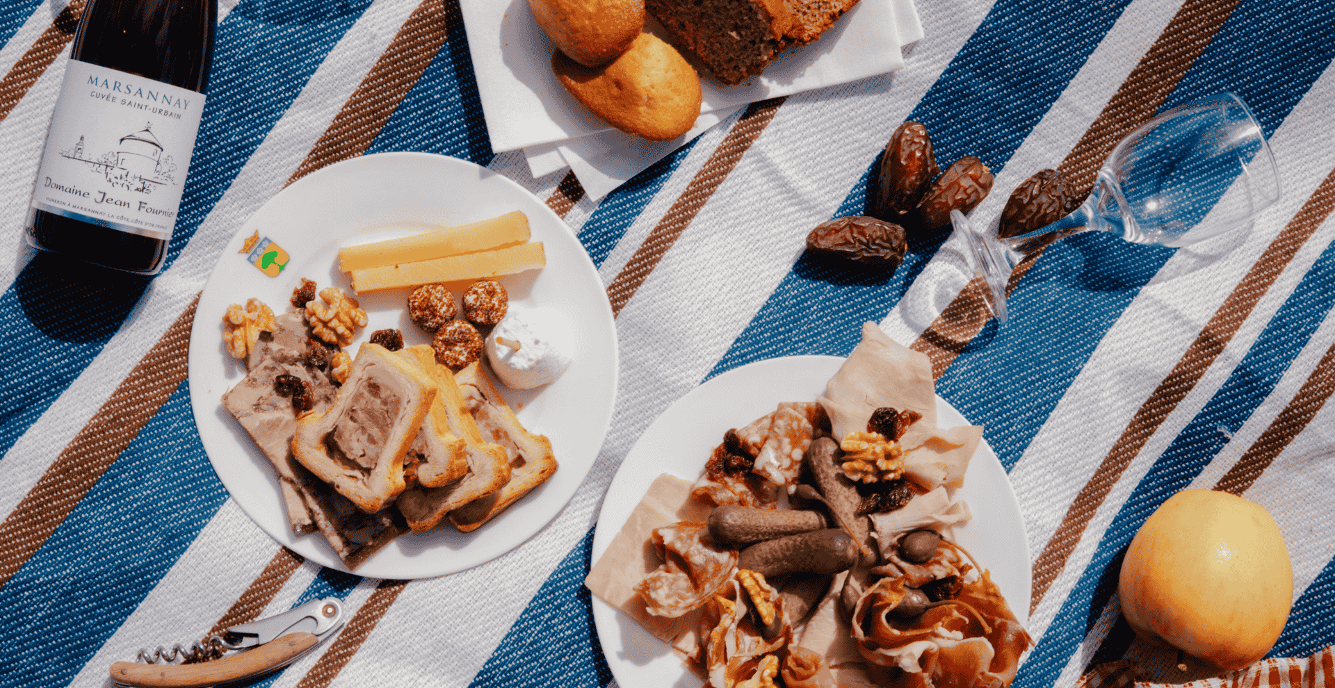 Gourmet-Picknick mit Spezialitäten und Wein in Burgund, angeboten von der Hostellerie Cèdre & Spa.