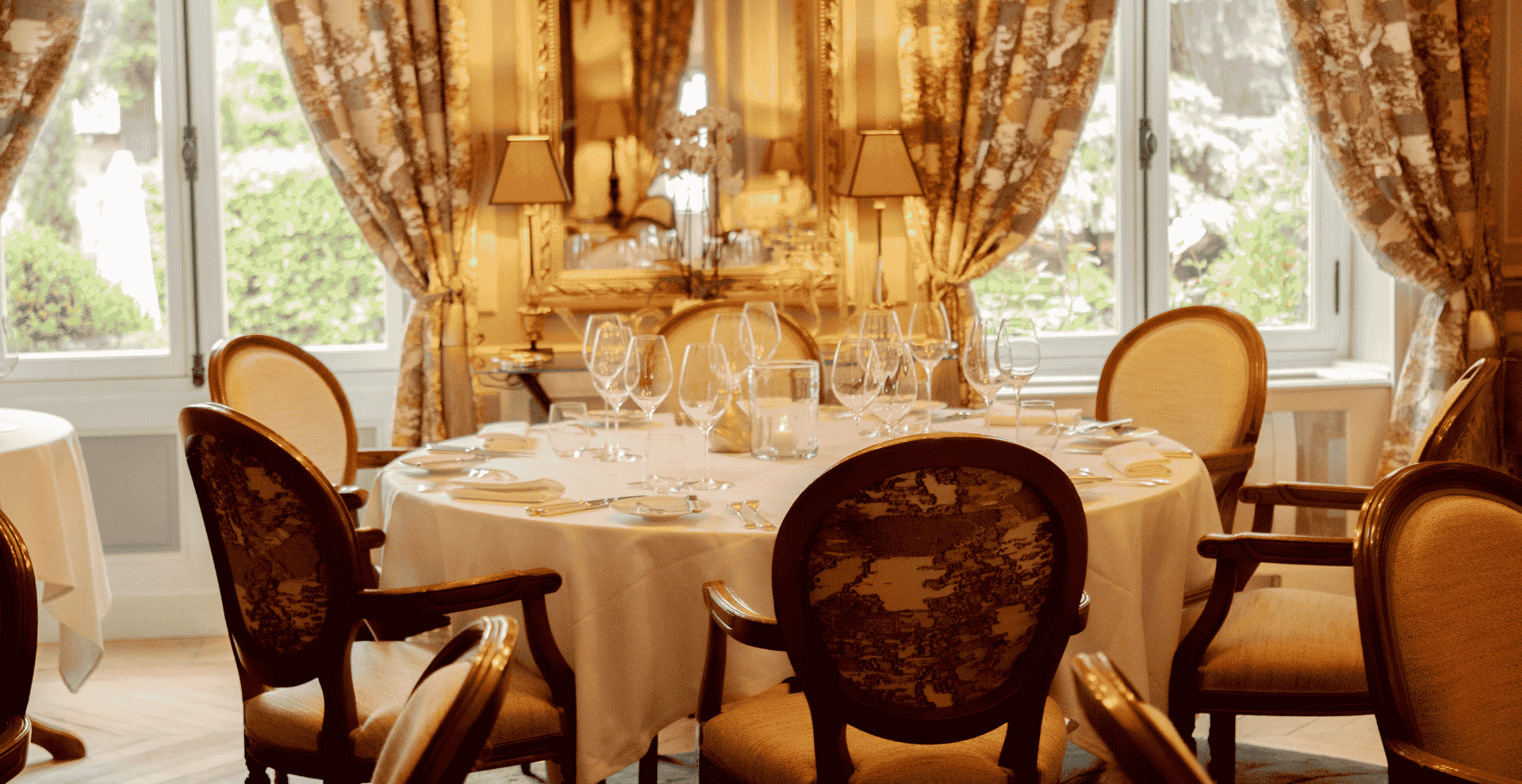 Gedeckter Tisch im eleganten Speisesaal der Hostellerie Cèdre & Spa.
