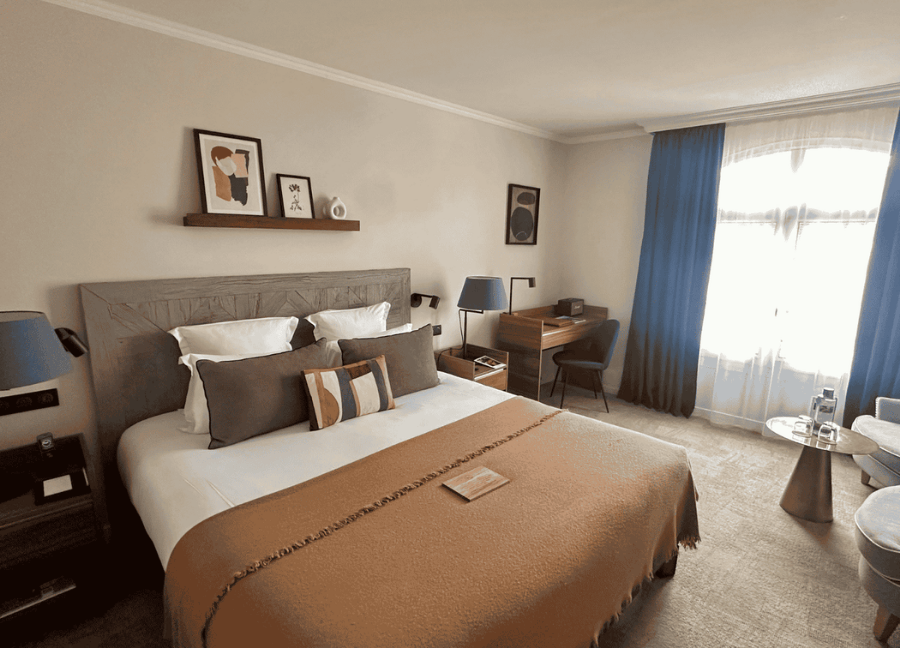 Habitación Deluxe con cama doble y escritorio en la Hostellerie Cèdre & Spa de Beaune.