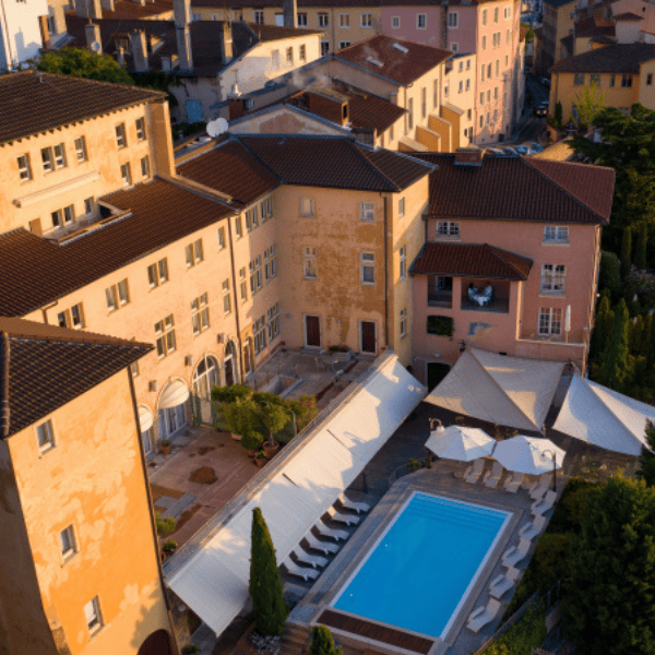 Veduta aerea di Villa Florentine, hotel Relais & Châteaux a 5 stelle con piscina a Lione.