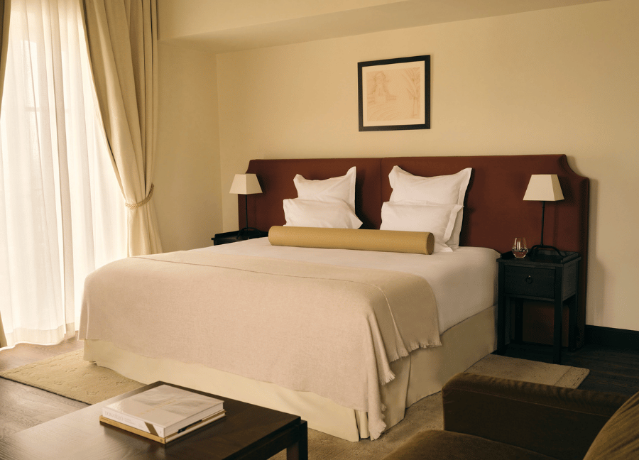 Camera con letto matrimoniale e mobili in legno presso Villa Florentine a Lione.