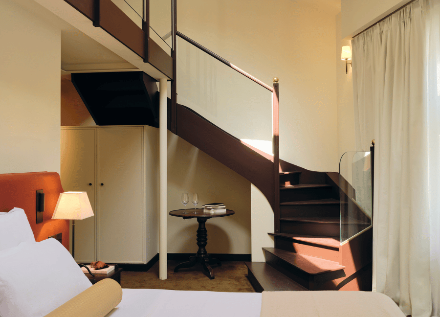 Camera con letto matrimoniale e soppalco a Villa Florentine a Lione.