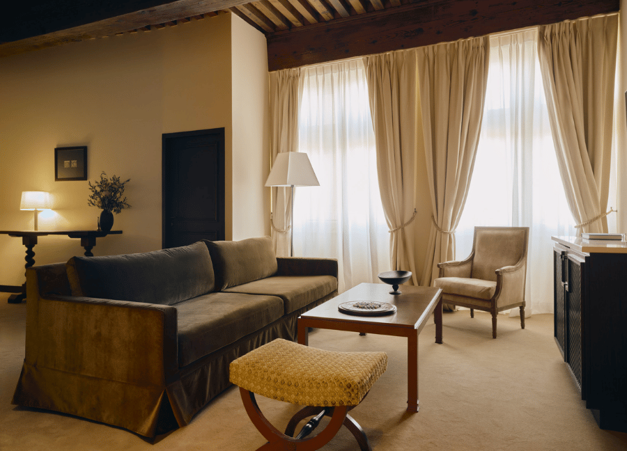 Camera con letto matrimoniale e mobili in legno presso Villa Florentine a Lione.