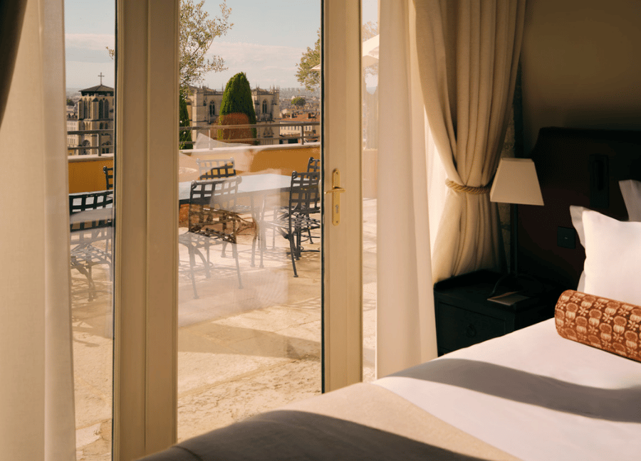 Camera con letto matrimoniale e arredi in legno presso Villa Florentine a Lione.