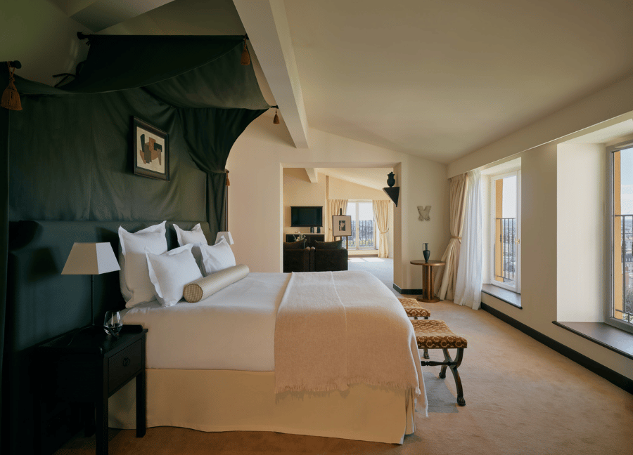 Junior Suite Medici con letto a baldacchino e area salotto presso Villa Florentine a Lione.