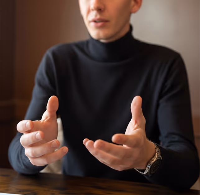 Un homme et une femme assis sur un canapé, souriant et riant ensemble.