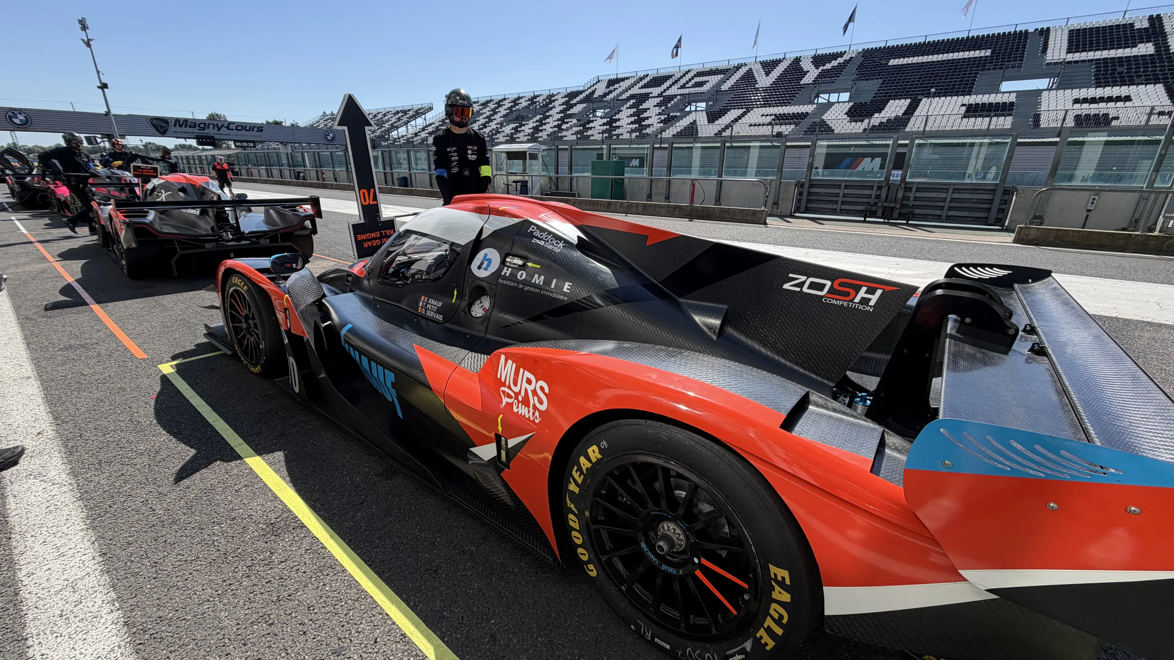 Intervention Paddock Santé auprès d'un pilote sur circuit