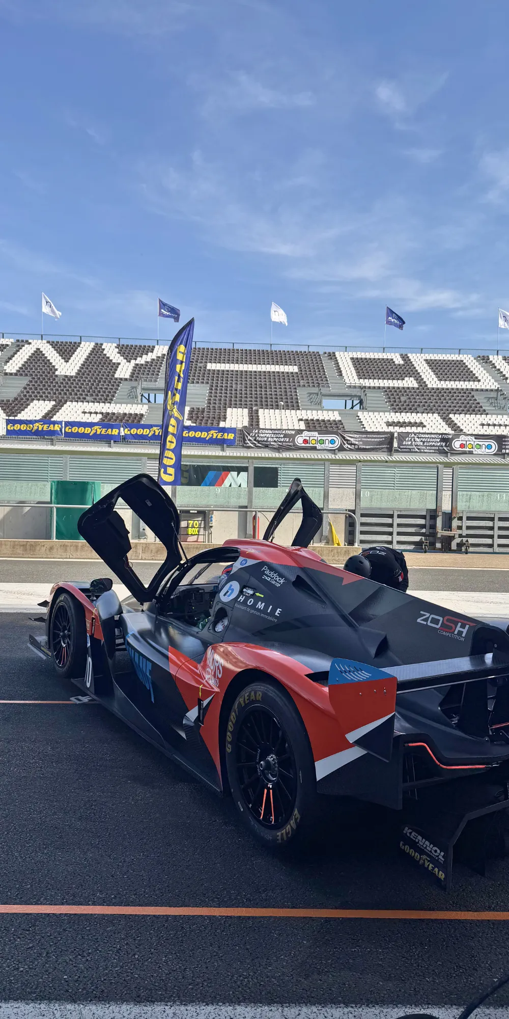 Intervention Paddock Santé auprès d'un pilote sur circuit