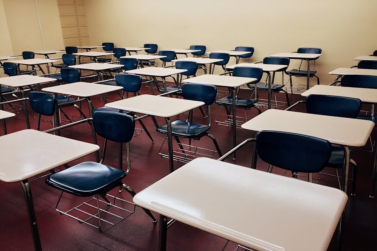 Salle de classe lumineuse, sol propre, mobilier coloré — nettoyage professionnel établissement scolaire Belgique