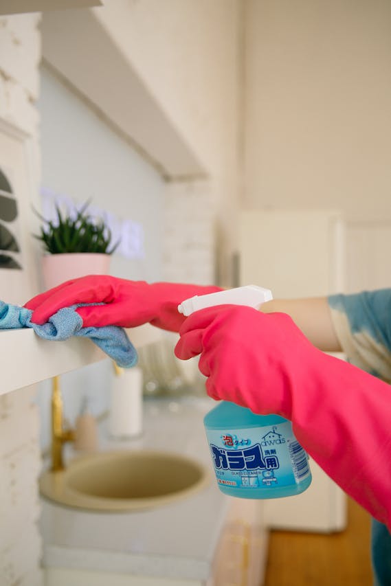 Désinfection des surfaces de contact dans un espace de bureau professionnel, biocides homologués