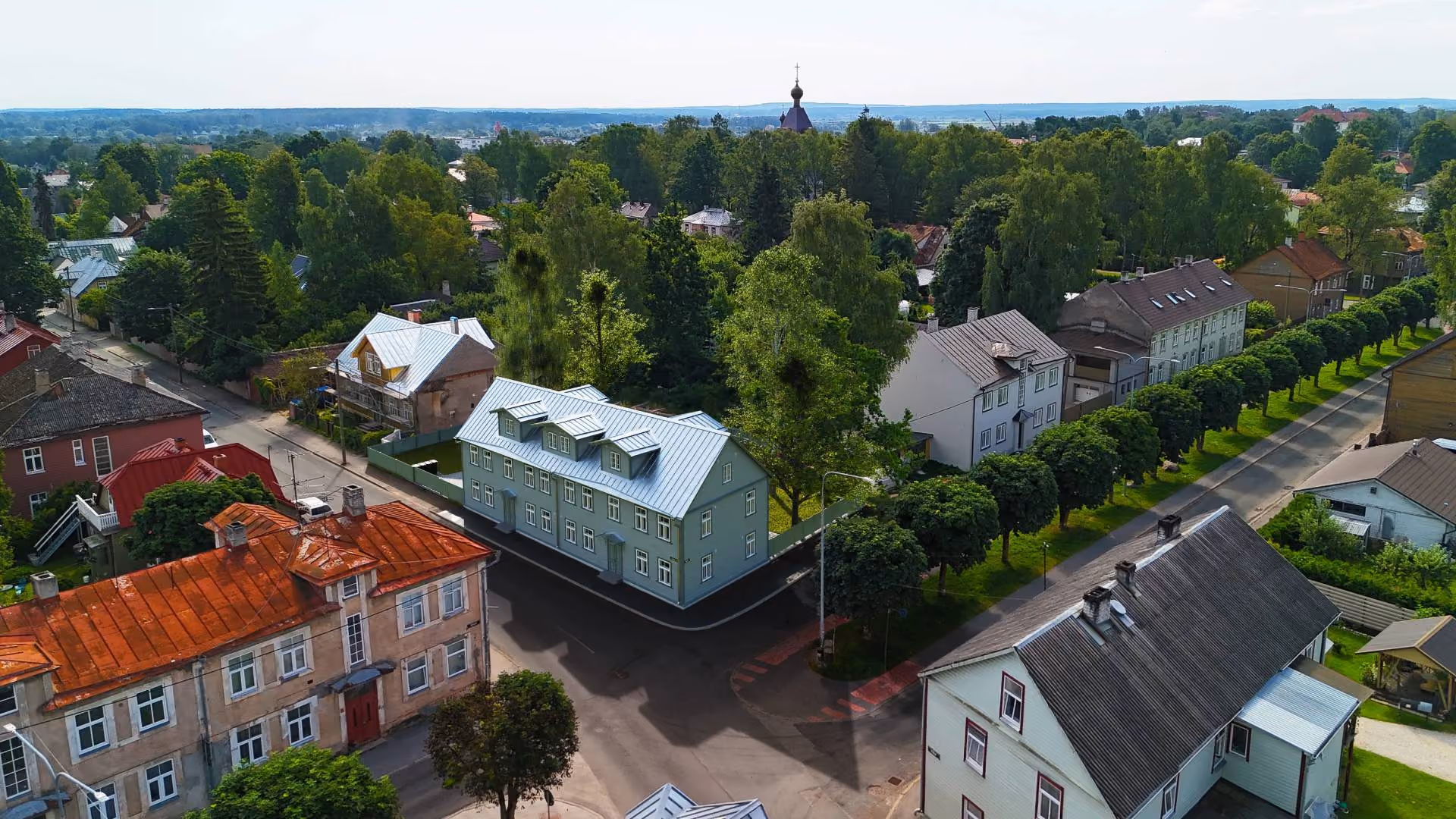 Vaba 13 Karlova arendus - droonivaade ülalt kortermajale vaba- ja kesk tänava nurgalt, 3D visualisatsioon