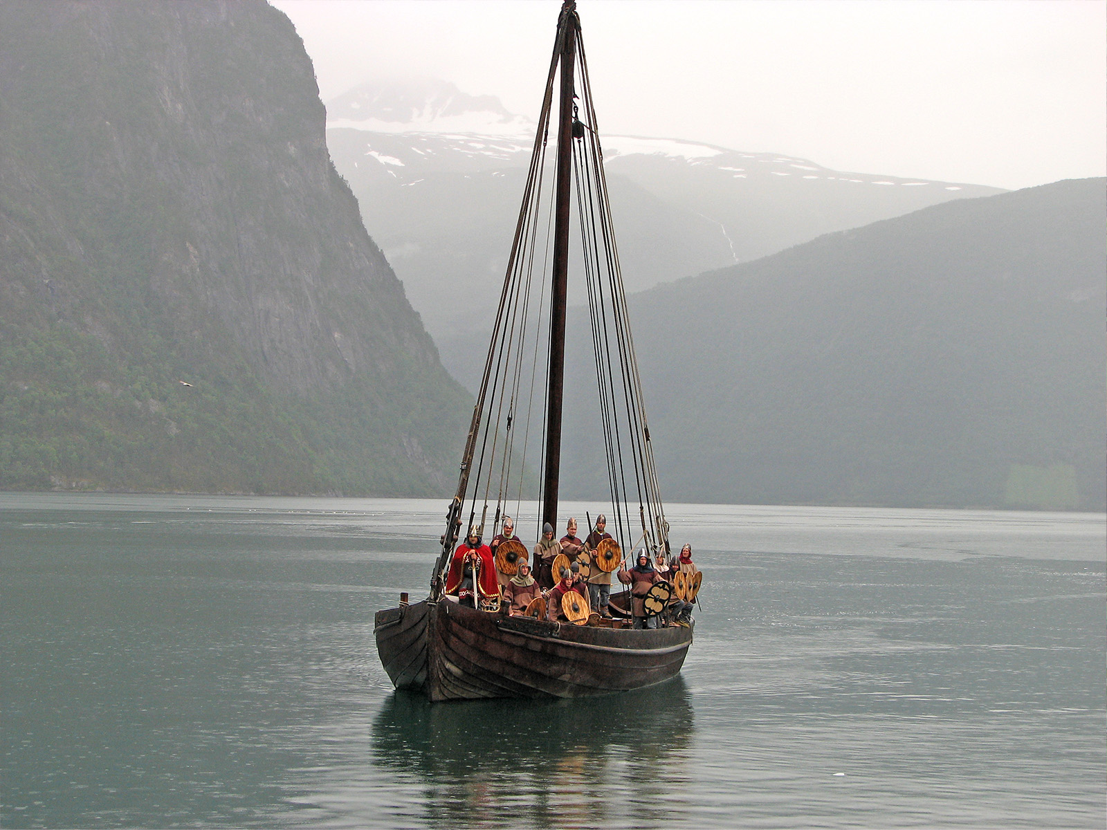 Gro Marita Valdal ved fjorden i Valldal.